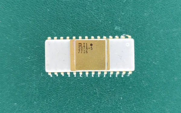 Hitachi HD509A-5 White Ceramic Gold Lid Vintage 1977 Integrated Circuit