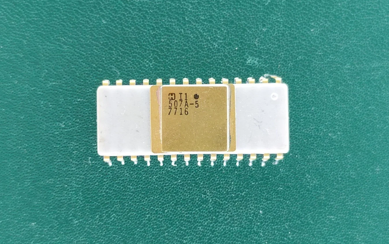 image_3 Hitachi HD509A-5 White Ceramic Gold Lid Vintage 1977 Integrated Circuit