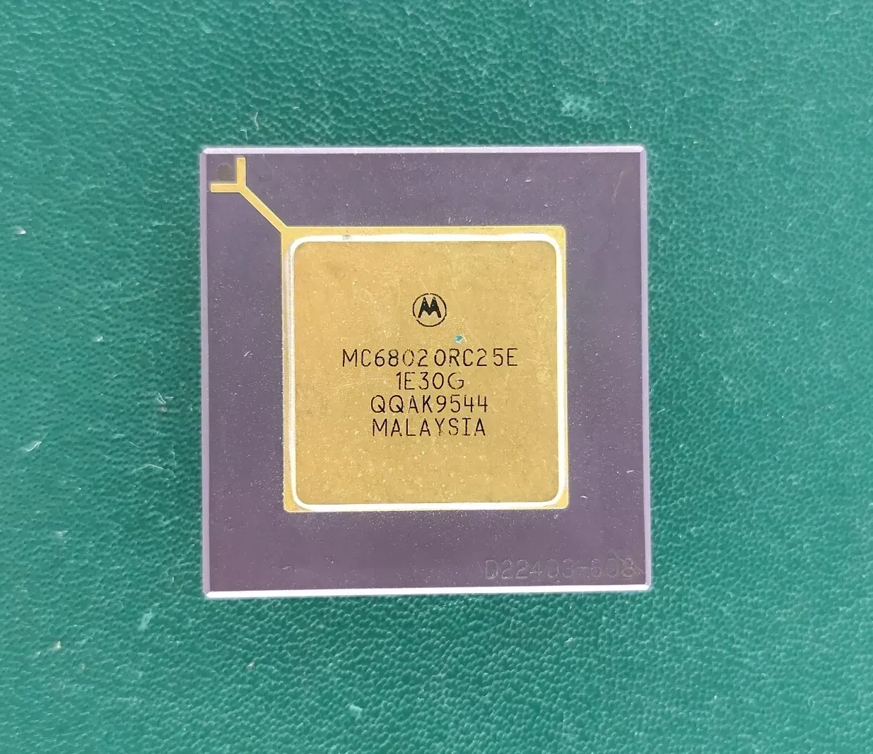 image_3 Motorola MC6802ORC25E Vintage 8-Bit Microprocessor Ceramic PGA Gold Cap