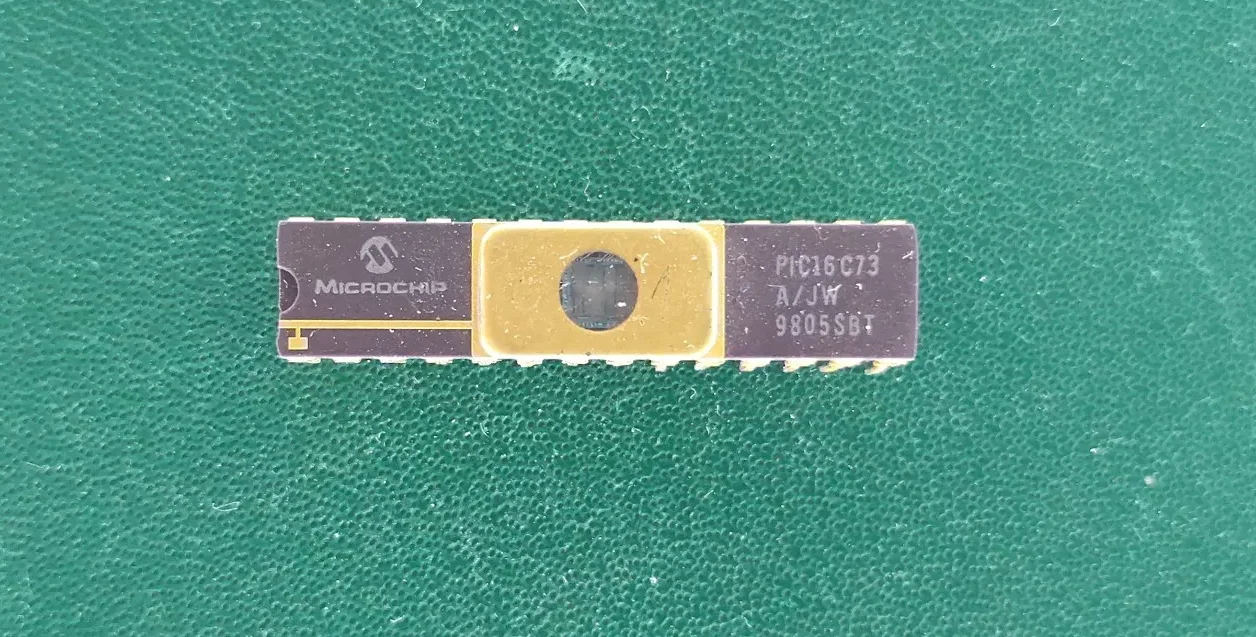 image_4 Microchip PIC16C73 Vintage Ceramic UV EPROM Microcontroller Chip