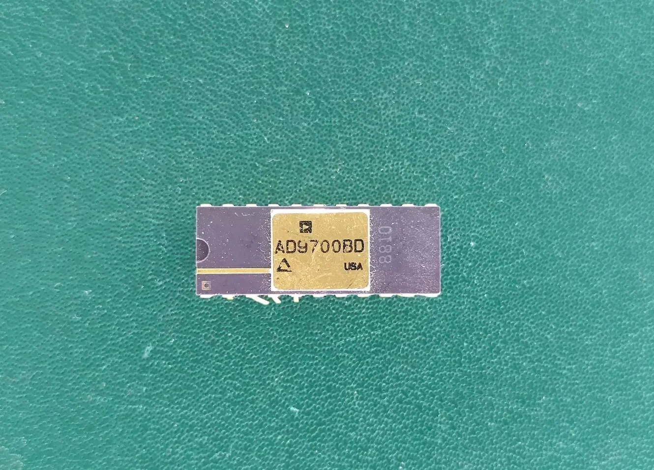 image_4 Analog Devices AD9700BD White Ceramic Gold Vintage IC Microchip