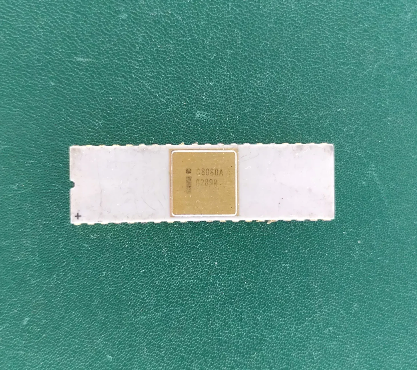 image_6 Intel C8080A White Ceramic Gold Cap Vintage 8-Bit Microprocessor