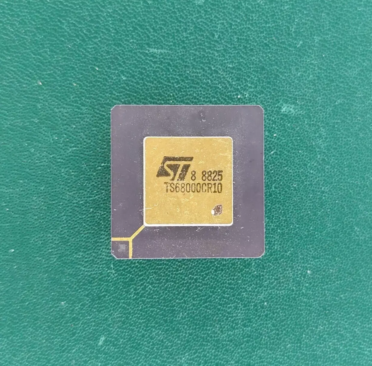 image_2 ST TS68000CR10 – Vintage Motorola 68000 CPU, Ceramic Gold Cap (1988)