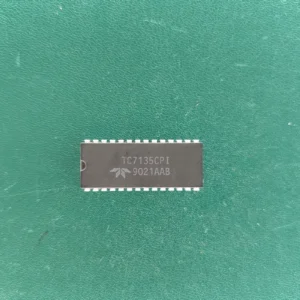 IC7135CPI vintage DIP IC on green background